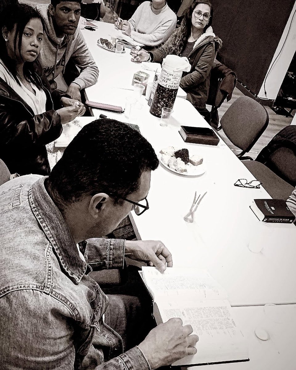 Grupo participando de un estudio bíblico en AD Cades Barnea