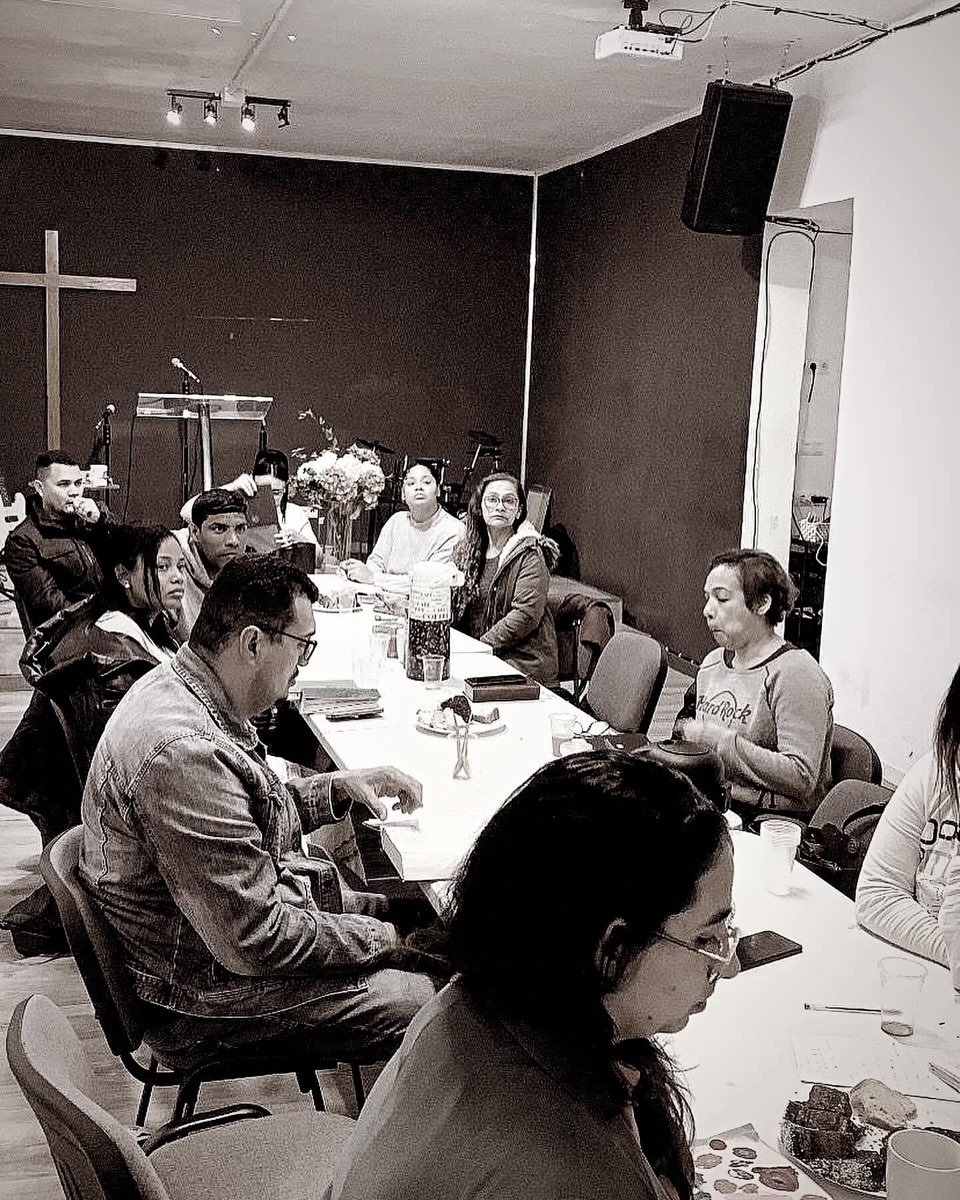 Grupo participando de un estudio bíblico en AD Cades Barnea