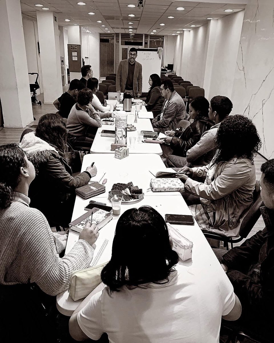 Grupo participando de un estudio bíblico en AD Cades Barnea