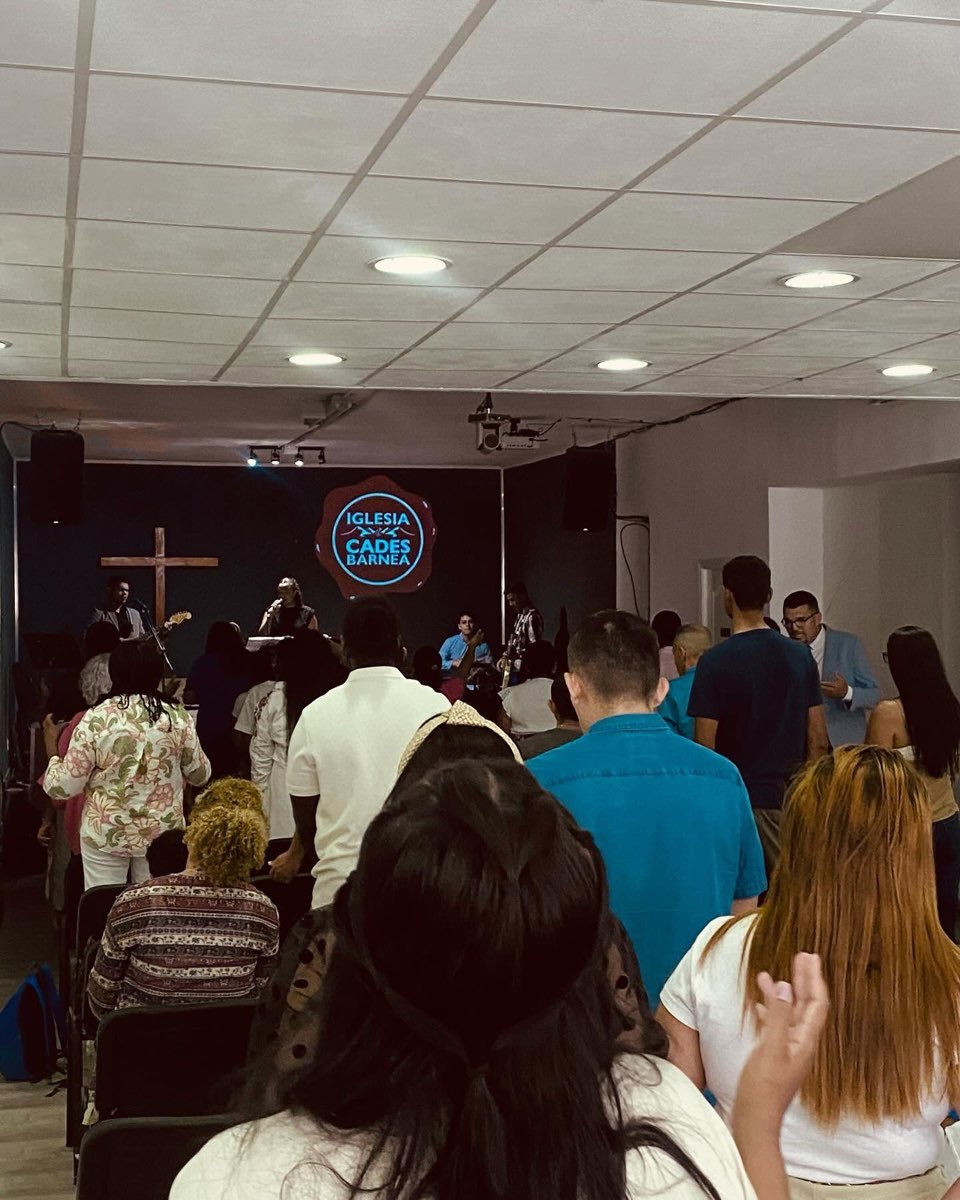 Culto y predicación en AD Cades Barnea